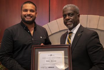 Rudy Shriram (M’13) is awarded the Alumni Impact Award by Purdue Alumni Association CEO Ralph Amos.
