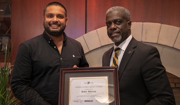 Rudy Shriram (M’13) is awarded the Alumni Impact Award by Purdue Alumni Association CEO Ralph Amos.