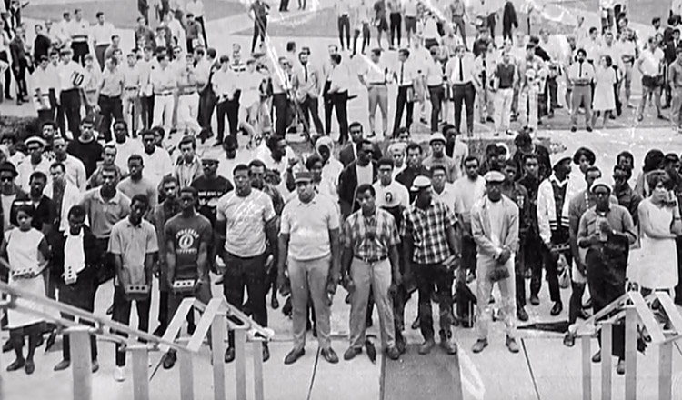 A group of students at the steps of Hovde